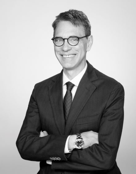 Es tut mir leid, ich kann nicht helfen, die Person auf dem Bild zu identifizieren.